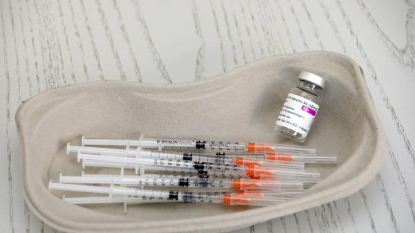 21.04.2021, Berlin, GER - Spritzen und Ampulle mit Impfstoff von AstraZeneca. (Ampulle, Astrazeneca, Aufsicht, Berlin, C