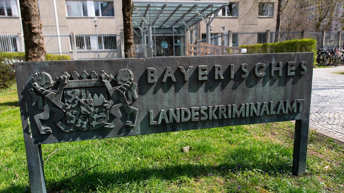 In 75 Jahren Geschichte musste sich das Bayerische Landeskriminalamt ständig neuen Kriminalitätsschwerpunkten anpassen und neue Ermittlungsmethoden einführen. In 75 Jahren Geschichte musste sich das Bayerische Landeskriminalamt ständig neuen Kriminalitätsschwerpunkten anpassen und neue Ermittlungsmethoden einführen.