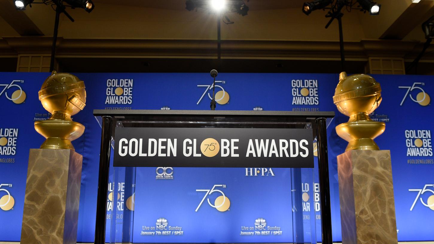 Zwei Golden-Globe-Figuren flankieren das Podium vor der Verkündung der Nominierungen für die 75. Golden Globe Awards im Beverly Hilton Hotel. Mehreren Stars und Hollywood-Firmen gehen die angekündigten Reformen nicht weit genug.