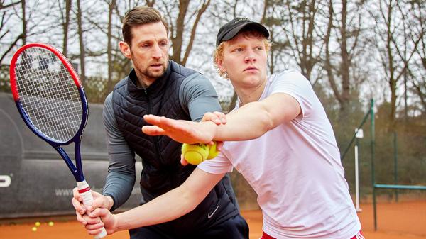"Und Action!" heißt es auf dem Gelände des Tennisclubs Weiß-Blau im unterfränkischen Aschaffenburg derzeit. Der Sender RTL dreht dort für den Film "Der Spieler". Erzählt wird die Geschichte von Boris Becker, der 1985 mit 17 Jahren als bis heute jüngster Spieler Wimbledon gewann. Gespielt wird die Hauptrolle von dem Hamburger Nachwuchsschauspieler Bruno Alexander, optisch mit seinen rötlichen Haaren ein ähnlicher Typ wie der Tennisstar aus Leimen. "Eine große Ehre" sei es, diese Rolle übernehmen zu dürfen, meint der 22-Jährige.