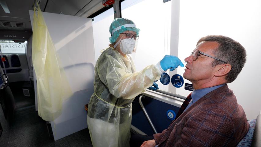 Der Sengenthaler Bürgermeister Werner Brandenburger beim Schnelltest im Steidl-Testbus. Der Sengenthaler Bürgermeister Werner Brandenburger beim Schnelltest im Steidl-Testbus.