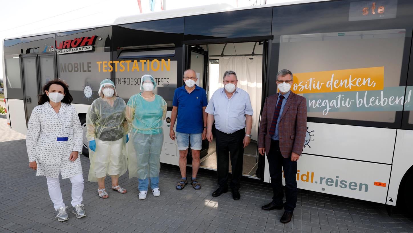 Die rollende Teststation im Steidl-Bus wurde beim neuen Getränkemarkt bei Sengenthal (Schlierferholz) von Geschäftsführerin Martha Brandl (links) vorgestellt. Die rollende Teststation im Steidl-Bus wurde beim neuen Getränkemarkt bei Sengenthal (Schlierferholz) von Geschäftsführerin Martha Brandl (links) vorgestellt.