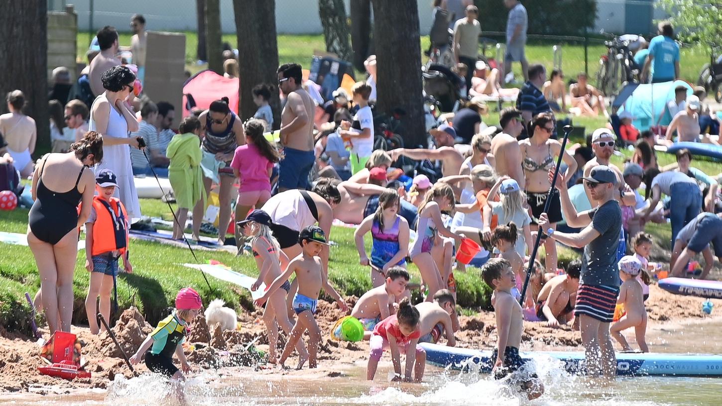 Ja ist denn jetzt schon Badewetter? Tausende nutzten das kurze Sommer-Intermezzo zu einem (Muttertags-)Ausflug ans Wasser. Unser Bild entstand am frühen Sonntagnachmittag an der Rothsee-Hauptsperre unterhalb von Heuberg
Ja ist denn jetzt schon Badewetter? Tausende nutzten das kurze Sommer-Intermezzo zu einem (Muttertags-)Ausflug ans Wasser. Unser Bild entstand am frühen Sonntagnachmittag an der Rothsee-Hauptsperre unterhalb von Heuberg