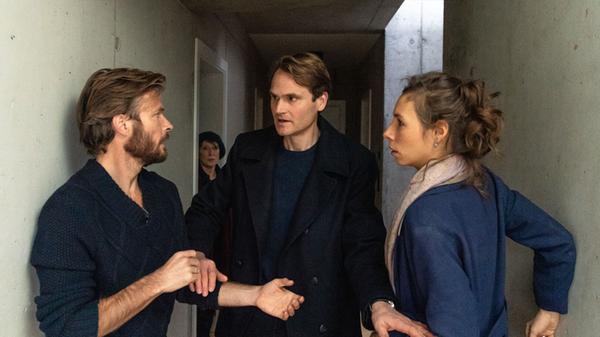 Felix Voss (Fabian Hinrichs) befragt die momentan getrennt voneinander lebenden Eltern (Andreas Pietschmann, Linda Pöppel).