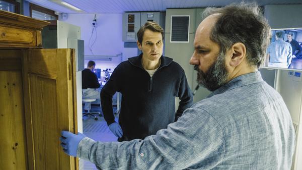 Schatz (Matthias Egersdörfer) untersucht den Bauernschrank, in dem der Junge lag. Dabei findet er heraus, dass das Möbelstück einseitig einrastet und nur von außen geöffnet werden kann.