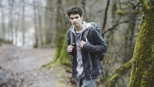 Währenddessen greifen Kollegen den 17-jährigen Titus (Simon Frühwirth) auf. Der verwirrte junge Mann kannte Mike. Auch mit dem verdächtigen Lehrer stand Titus in Kontakt.