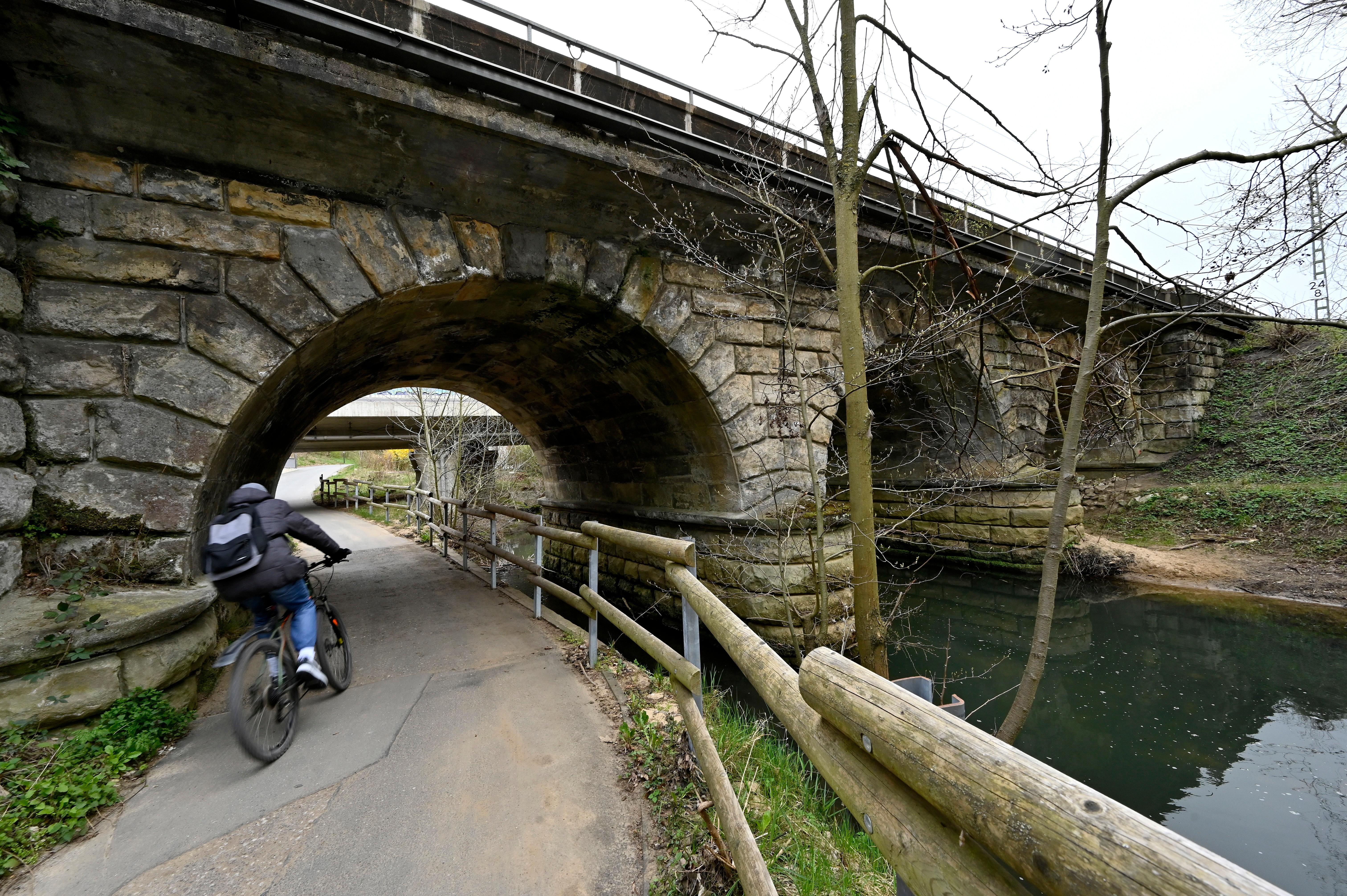 Wild und idyllisch Der Burgberg in Erlangen Nordbayern