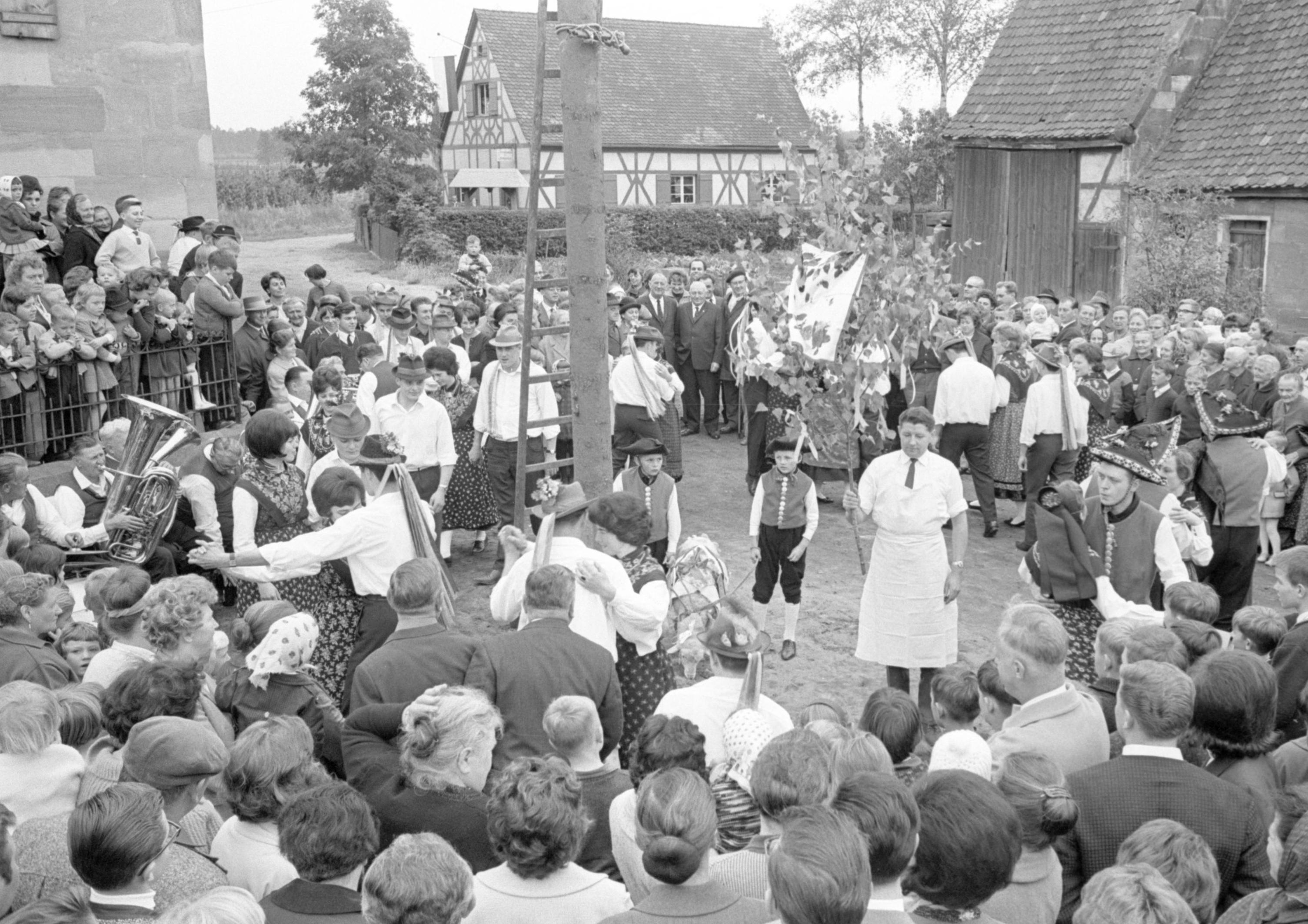 Im Knoblauchsland, wie hier in Neunhof, lebte das alte Brauchtum noch. Die Gemeinden wollten eigenständig bleiben. Im Knoblauchsland, wie hier in Neunhof, lebte das alte Brauchtum noch. Die Gemeinden wollten eigenständig bleiben.