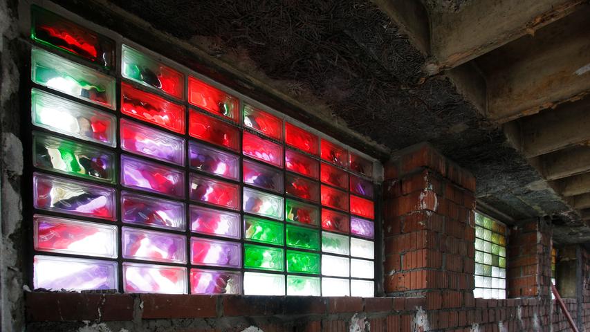 Bunte Graffiti an den Fenstern erinnert an die wechselvolle Geschichte des ehemaligen Güterbahnhofs.