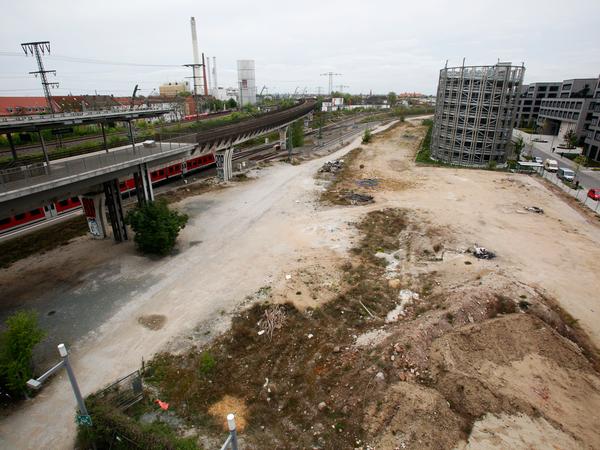 Noch ist viel Platz auf dem Areal des früheren Güterbahnhofs. Doch das wird sich bald ändern, der Kohlenhof soll zum Gewerbepark werden.
Noch ist viel Platz auf dem Areal des früheren Güterbahnhofs. Doch das wird sich bald ändern, der Kohlenhof soll zum Gewerbepark werden.