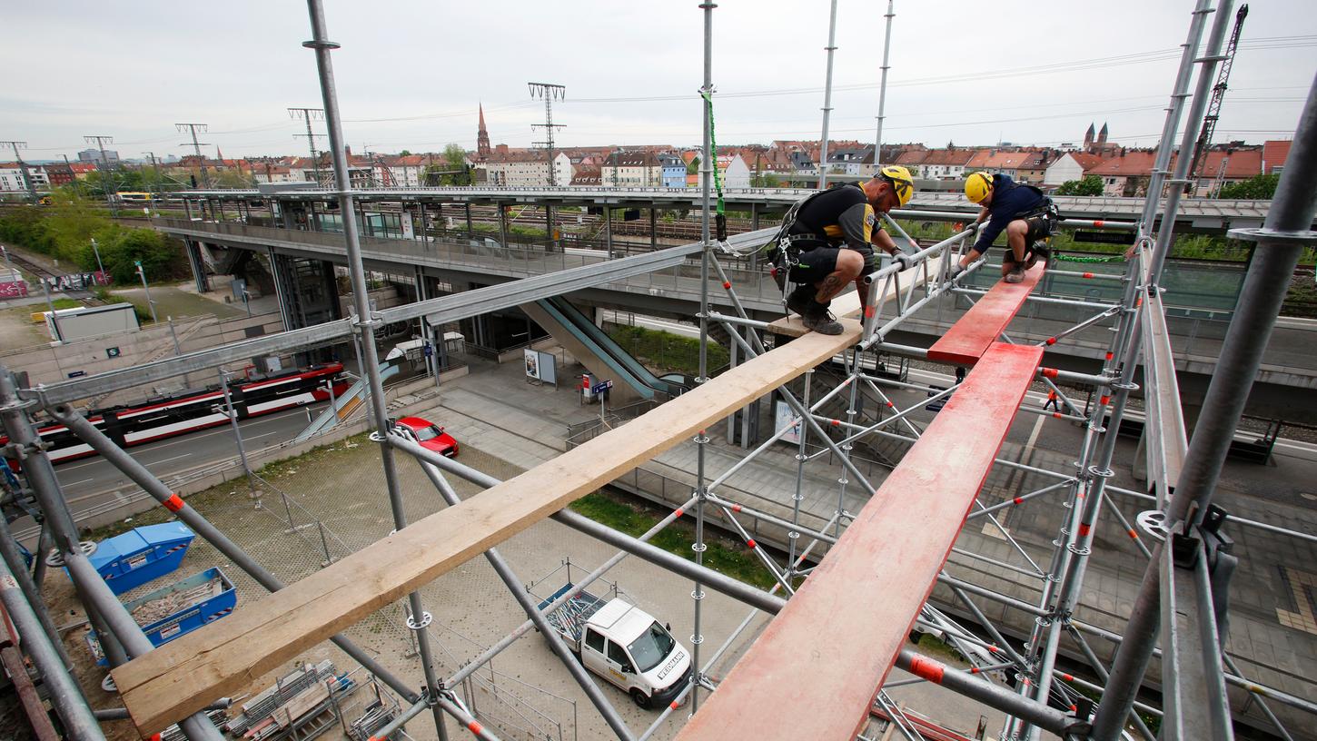 Bei den Arbeiten mit Blick auf die S-Bahn-Station Steinbühl ist Schwindelfreiheit gefragt.
Bei den Arbeiten mit Blick auf die S-Bahn-Station Steinbühl ist Schwindelfreiheit gefragt.