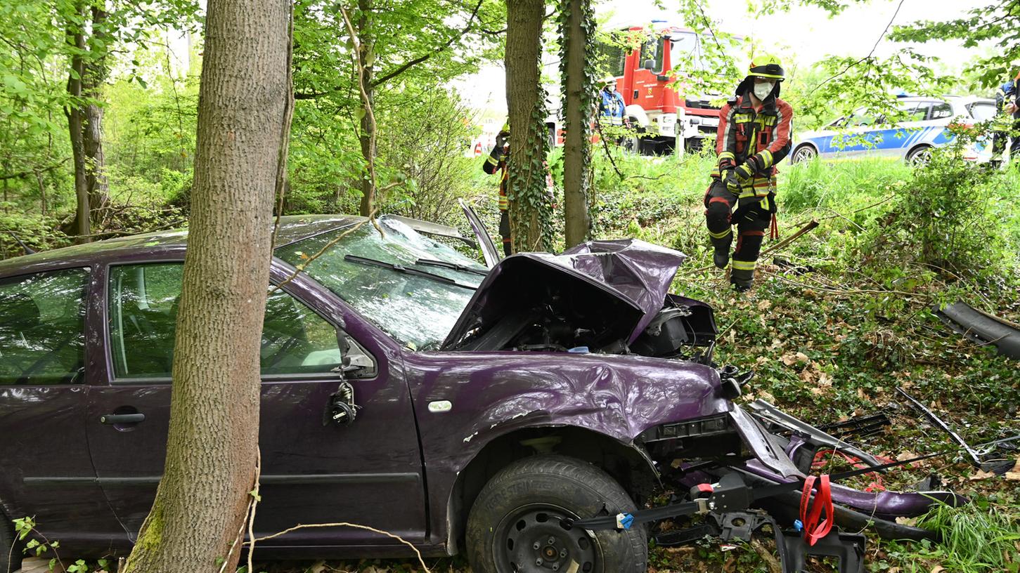 Die Fahrerin konnte nur schwer verletzt aus ihrem völlig zerstörten Auto geborgen werden.