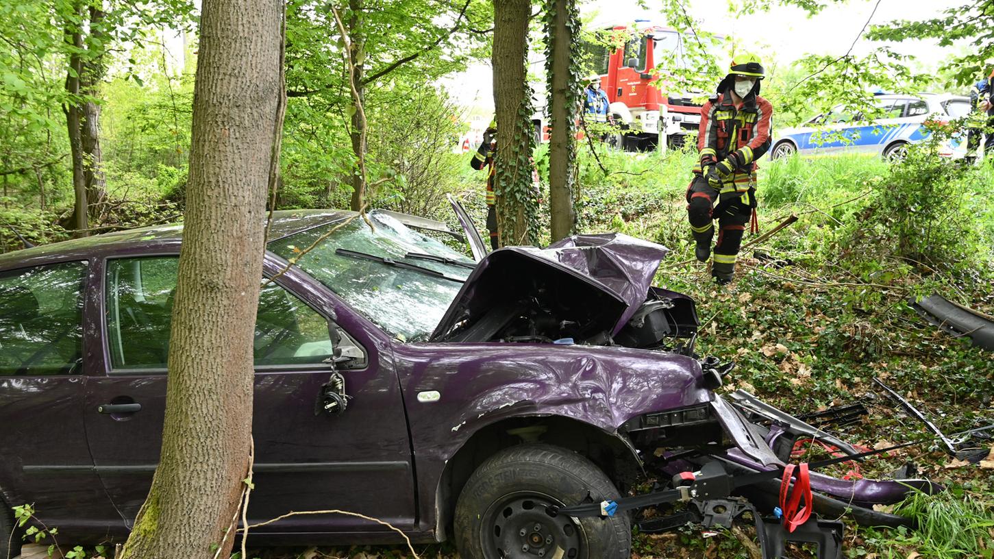 Die Fahrerin konnte nur schwer verletzt aus ihrem völlig zerstörten Auto geborgen werden.
Die Fahrerin konnte nur schwer verletzt aus ihrem völlig zerstörten Auto geborgen werden.