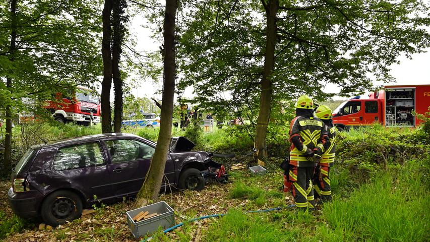 Ein schwerer Verkehrsunfall hat sich am 11. Mai auf der Rathsberger Straße zwischen Atzelsberg und Rathsberg ereignet. Die Straße war während der gut einstündigen Rettungs- und Bergungsarbeiten komplett gesperrt.