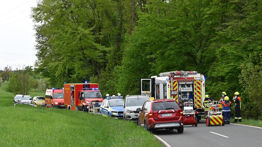 Ein schwerer Verkehrsunfall hat sich am 11. Mai auf der Rathsberger Straße zwischen Atzelsberg und Rathsberg ereignet. Die Straße war während der gut einstündigen Rettungs- und Bergungsarbeiten komplett gesperrt.