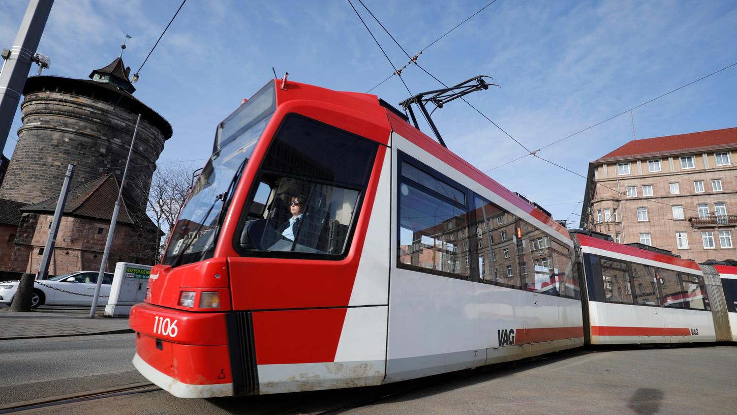 Dreck in der Straßenbahn - kein schönes Thema. Die VAG lässt ihre Fahrzeuge nach Dienstschluss täglich reinigen.
Dreck in der Straßenbahn - kein schönes Thema. Die VAG lässt ihre Fahrzeuge nach Dienstschluss täglich reinigen.