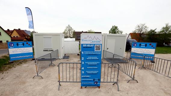 Die Forchheimer Schaustellerfamilie Zinnecker hat zusammen mit der Klosterapotheke ein Test-Zentrum am Rande des Kellerwalds aufgebaut. Die Forchheimer Schaustellerfamilie Zinnecker hat zusammen mit der Klosterapotheke ein Test-Zentrum am Rande des Kellerwalds aufgebaut.