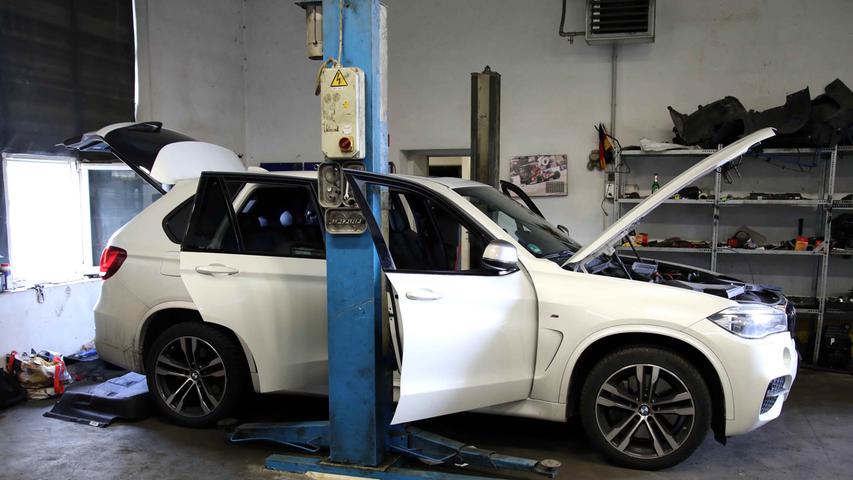 Dieser in Paderborn gestohlene BMW X5 stand schon zum Zerlegen bereit.