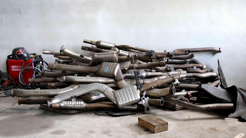 Jede Menge Fahrzeugteile wurden in der Chemnitzer Werkstatt gefunden.