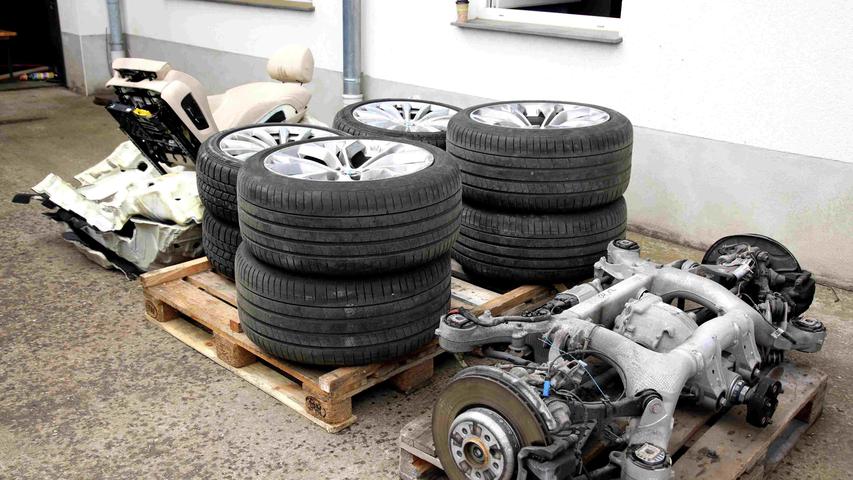 Jede Menge hochwertige BMW-Fahrzeugteile fanden die Einsatzkräfte in der Chemnitzer Werkstatt.  Seitenverhältnis