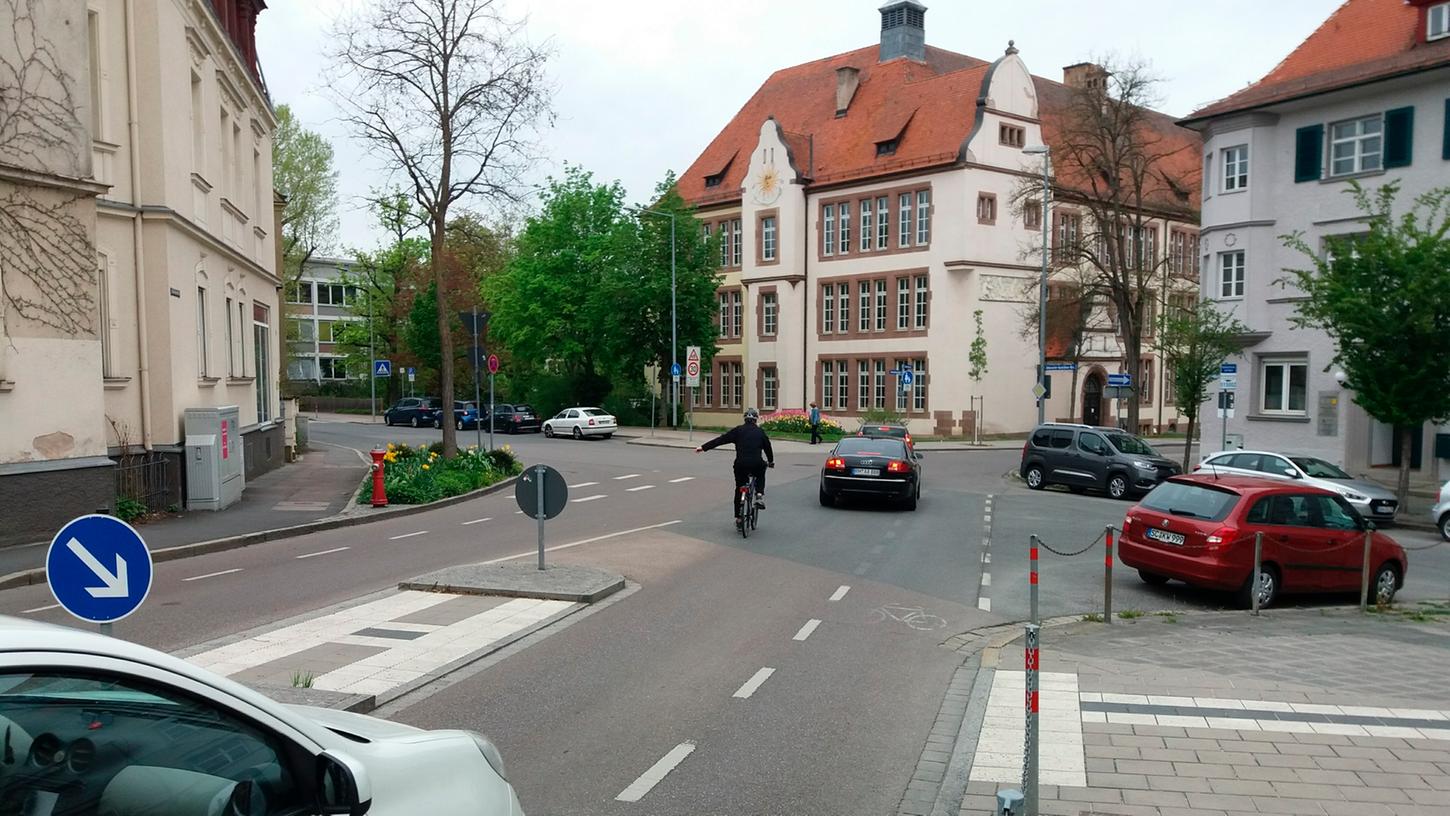 Entsteht an der Kreuzung Hindenburg-/Schillerstraße ein Mini-Kreisverkehr? Der Plan wurde vorgelegt, aber zunächst um ein Jahr verschoben. Dann will der Stadtrat erneut beraten. Entsteht an der Kreuzung Hindenburg-/Schillerstraße ein Mini-Kreisverkehr? Der Plan wurde vorgelegt, aber zunächst um ein Jahr verschoben. Dann will der Stadtrat erneut beraten.