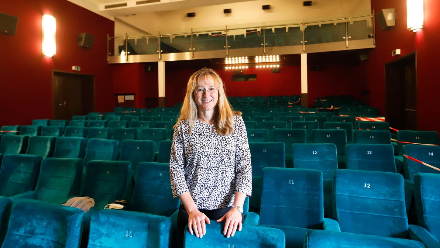 Manuela Dengler-Redlin freut sich, dass Kinos wieder öffnen dürfen. Doch weil man auf die Filmverleiher angewiesen sei, sei das frühestens Mitte Juni möglich. Manuela Dengler-Redlin freut sich, dass Kinos wieder öffnen dürfen. Doch weil man auf die Filmverleiher angewiesen sei, sei das frühestens Mitte Juni möglich.