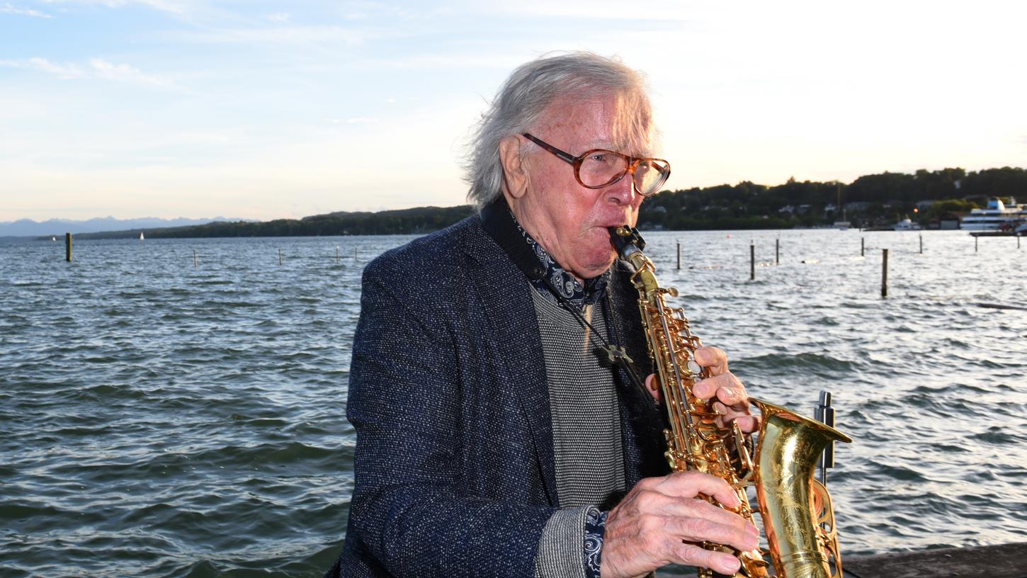 Klaus Doldinger spielt vor der Premiere des Eröffnungsfilms "Glück gehabt" beim 14. Fünf Seen Filmfestival im Seebad Starnberg Saxofon.