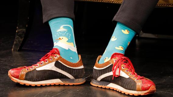 Volker Heißmann liebt ausgefallene Schuhe und bunte Socken. Diese haben ihm seine „Theatermädels“ geschenkt. Volker Heißmann liebt ausgefallene Schuhe und bunte Socken. Diese haben ihm seine „Theatermädels“ geschenkt.
