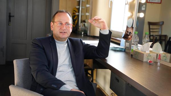 "Ich bin fix und foxi und natürlich überglücklich, die Mannschaft hat ihre Mentalität gezeigt und Moral bewiesen. Und das mit zehn Mann. Der Platzverweis, das war eine unsensible Entscheidung in so einem wegweisenden Spiel. Aber die Fans vor dem Stadion haben unser Team angespornt. Das waren die letzten zehn Prozent, die es gebraucht hat, sie waren der zwölfte Mann. Und dann natürlich unser Joker, der Dickson. Den kannst du früh um vier Uhr wecken, und dann macht er sein Tor. Das wird heute noch ein langer Abend."