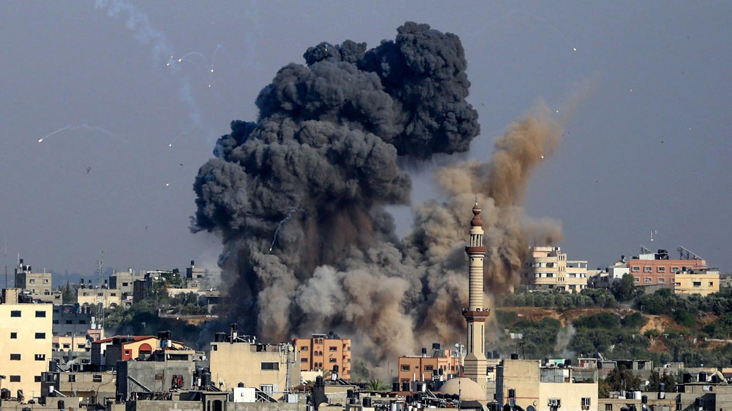 Auf beiden Seiten gibt es bereits zahlreiche Todesopfer durch die massiven Angriffe - hier ein Bild von einer Rauchwolke nach einem Einschlag in Gaza City.