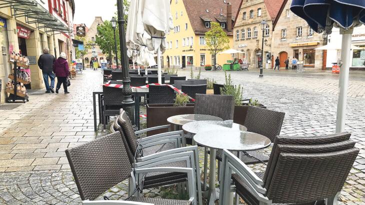 Ein Bild, das es so zumindest noch ein paar Tage geben wird: abgesperrte, zusammengerückte Tische und Stühle vor den Lokalen am Laufer Marktplatz. 