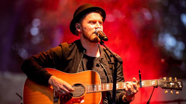 Singer-Songwriter Johannes Oerding sollte ursprünglich am 24. Juli im Rahmen des Ansbach Open auftreten. Die Open-Air-Konzertreihe wurde von der Stadt abgesagt. "Die derzeitige Lage lässt aus unserer Sicht keine Planungen für eine Großveranstaltung zu", bedauert Oberbürgermeister Thomas Deffner (CSU) die Entscheidung. Eine Verschiebung auf 2022 kommt für den OB nicht in Frage. Die Konzertreihe um ein weiteres Jahr zu verschieben, sei mit zu vielen Unwägbarkeiten verbunden, so Deffner.