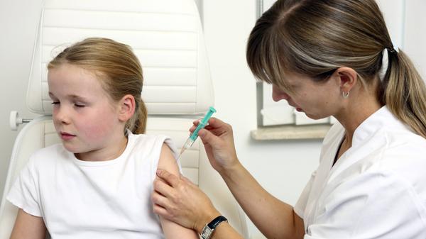 Die StiKo empfiehlt in einem Entwurf, der jetzt in die Länderanhörung geht, eine Impfung für chronisch kranke Kinder. Dies geschieht nur nach Absprache mit dem behandelnden Arzt. Gesundheitsminister Holetschek hält diese Empfehlung für sinnvoll, die Impfung von Kindern und Jugendlichen bei den behandelnden Ärzten anzusiedeln.