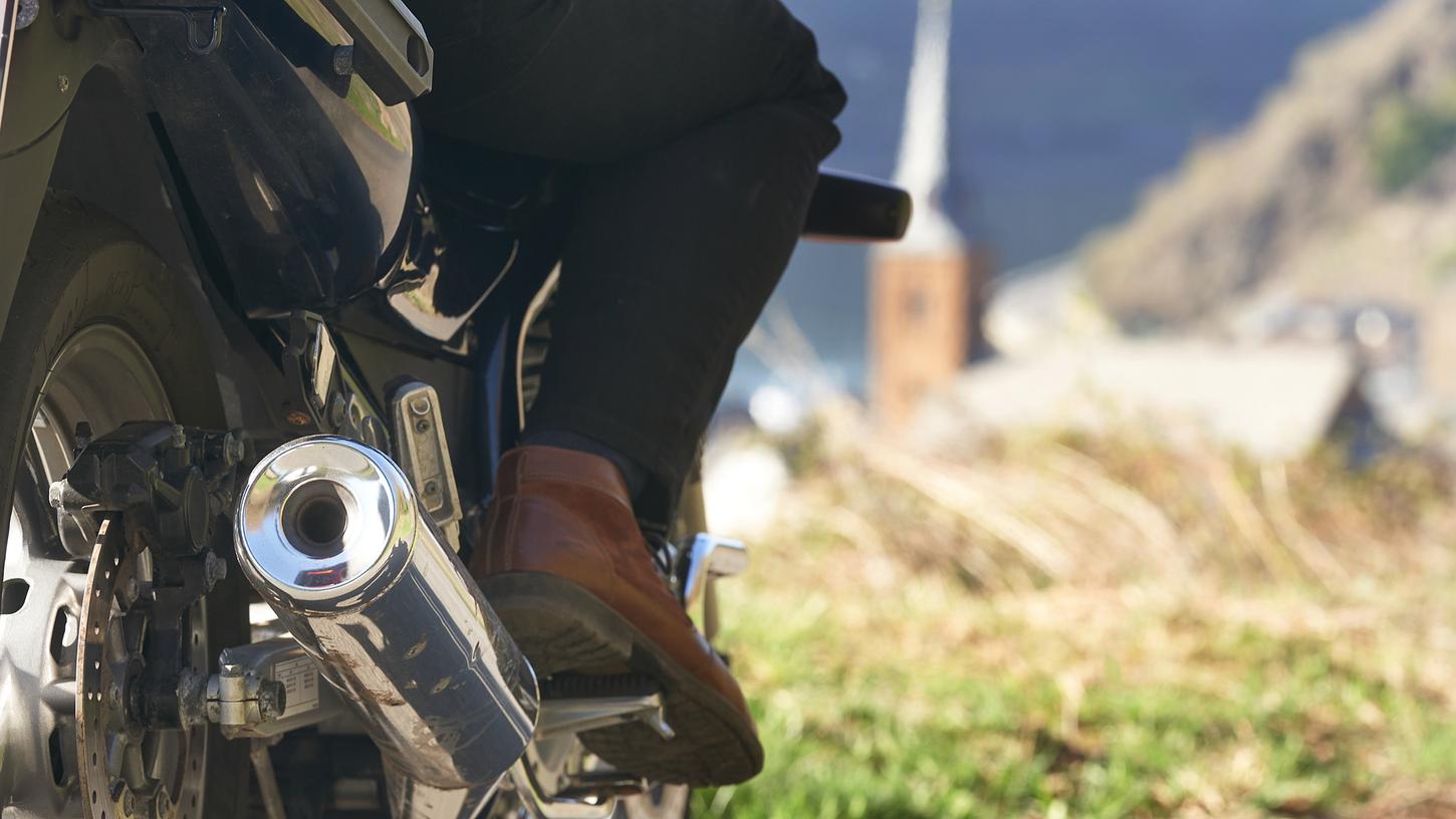 Ein Motorradfahrer fährt über eine Landstraße an der Mosel. Seit Jahren klagen Anwohner an beliebten Motorradstrecken über dröhnende Motorräder, Biker hingegen plädieren für eine faire Debatte.