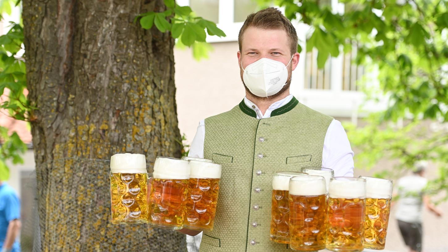 Ab Donnerstag können die Kellner im Biergarten mehr Getränke an einen Tisch schleppen. Zumindest im Landkreis Roth. Treffen dürfen sich dann nämlich wieder bis zu 10 Personen aus drei Hausständen. Dank einer stabilen Corona-Sieben-Tage-Inzidenz unter 35.