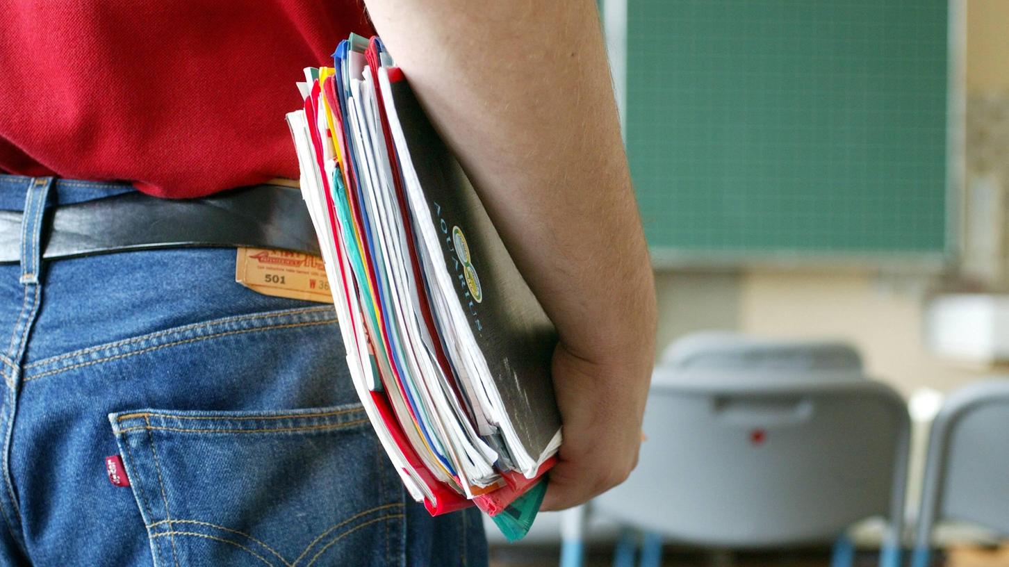 Lehrer gelten als eine zentrale Stütze der deutschen Gesellschaft - doch wie viel verdienen sie eigentlich?
Lehrer gelten als eine zentrale Stütze der deutschen Gesellschaft - doch wie viel verdienen sie eigentlich?