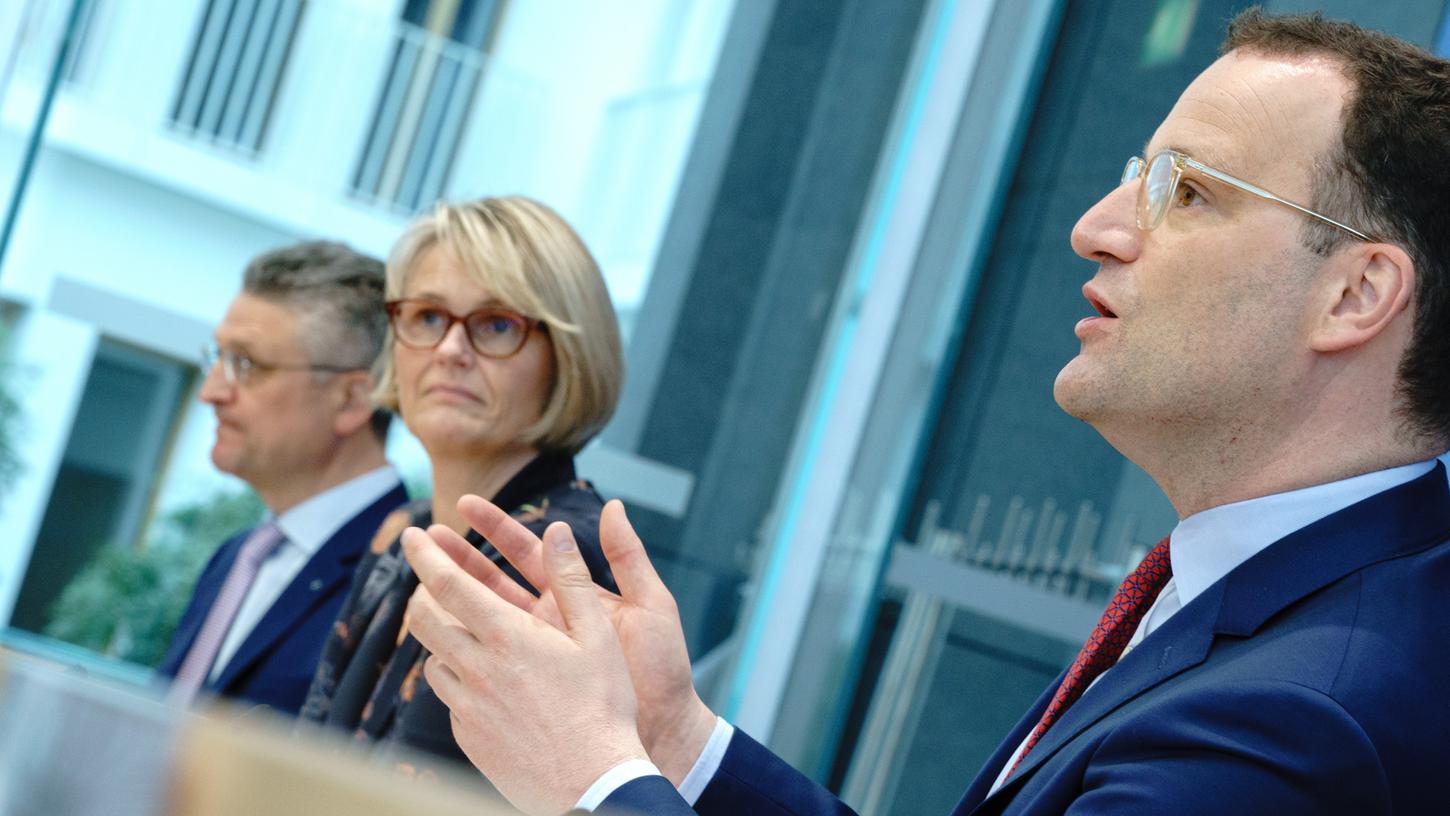 Wie Spahn sagte, beschloss das Kabinett erstmals bundeseinheitliche Regeln für Einreisen nach Deutschland, nachdem es bisher Verordnungen der Länder gab.
Wie Spahn sagte, beschloss das Kabinett erstmals bundeseinheitliche Regeln für Einreisen nach Deutschland, nachdem es bisher Verordnungen der Länder gab.