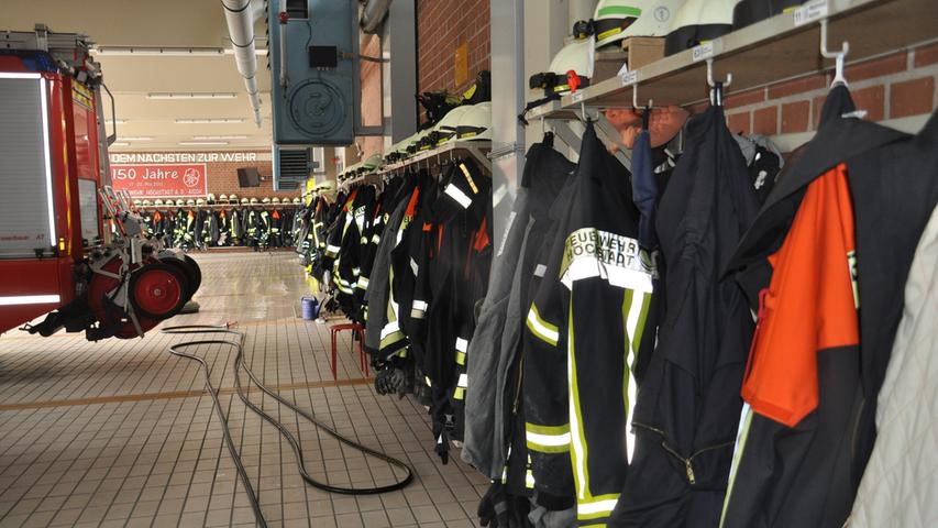 Alles bereit für den Einsatz: Schutzkleidung hängt in der Gerätehalle der Feuerwache am Haken. Das Gebäude ist jedoch so marode, dass es die Feuerwehrleute teils in der Ausführung ihrer Pflichten einschränkt.