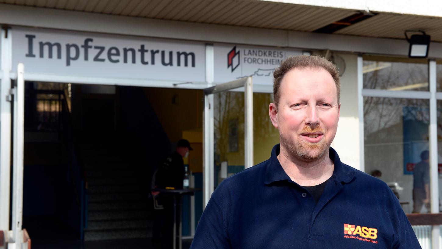 Forchheim: Impfzentrum kämpft mit Dränglern und überlasteten Leitungen