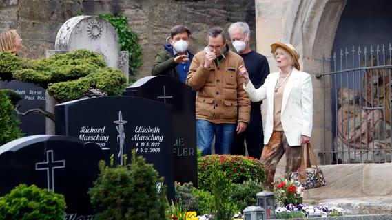 Auf dem Effeltricher Friedhof spaziert Elke Sommer mit dem Drehteam auf der Suche nach der besten Position für Aufnahmen. Auf dem Effeltricher Friedhof spaziert Elke Sommer mit dem Drehteam auf der Suche nach der besten Position für Aufnahmen.