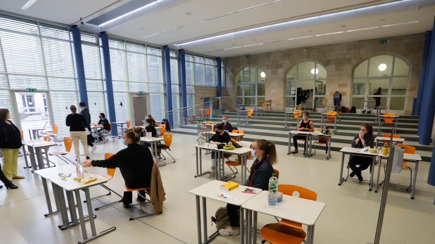 Viel Platz zwischen den Tischen: Nur wenige Minuten vor dem Püfungsstart gibt Schulleiterin Ingrid Käfferlein (li.) in der Aula im Herder-Gymnasium noch letzte Anweisungen. Viel Platz zwischen den Tischen: Nur wenige Minuten vor dem Püfungsstart gibt Schulleiterin Ingrid Käfferlein (li.) in der Aula im Herder-Gymnasium noch letzte Anweisungen.
