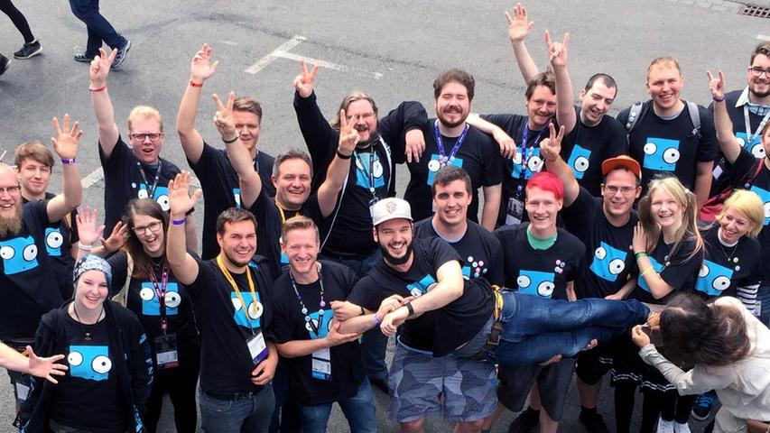 So feiern die Pixel Maniacs - vor Corona. Und bevor ihr sie ihr Spiel auf allen Konsolen rausgebracht haben. So feiern die Pixel Maniacs - vor Corona. Und bevor ihr sie ihr Spiel auf allen Konsolen rausgebracht haben.
