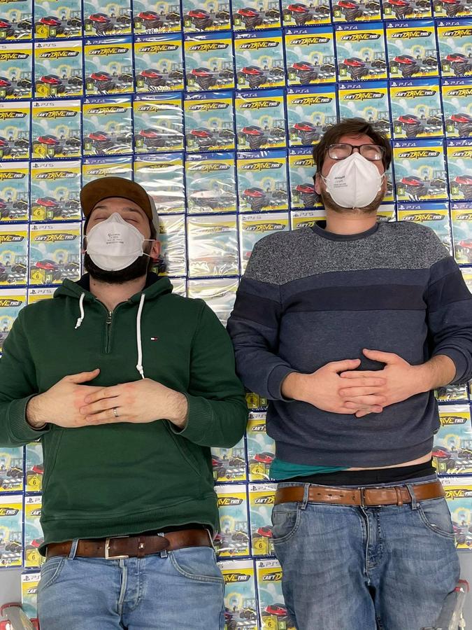 Steve Crouse und Benjamin Lochmann haben es geschafft - und baden in ihrem Videospiel. Steve Crouse und Benjamin Lochmann haben es geschafft - und baden in ihrem Videospiel.