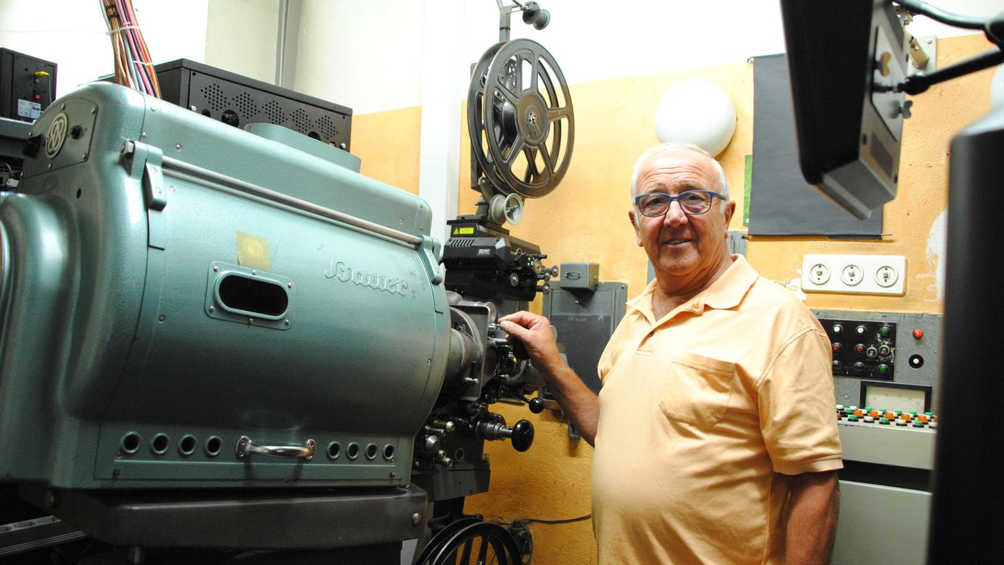 Luna-Kino Betreiber Norbert Flecken wirft den Filmprojektor so schnell nicht an. Obwohl es ihm in Schwabach aufgrund der Inzidenzzahlen erlaubt wäre. Aber für ihn steht der Aufwand und der gebremste Filmspaß - noch - in keinem Verhältnis zu den möglichen Publikumszahlen.
Luna-Kino Betreiber Norbert Flecken wirft den Filmprojektor so schnell nicht an. Obwohl es ihm in Schwabach aufgrund der Inzidenzzahlen erlaubt wäre. Aber für ihn steht der Aufwand und der gebremste Filmspaß - noch - in keinem Verhältnis zu den möglichen Publikumszahlen.