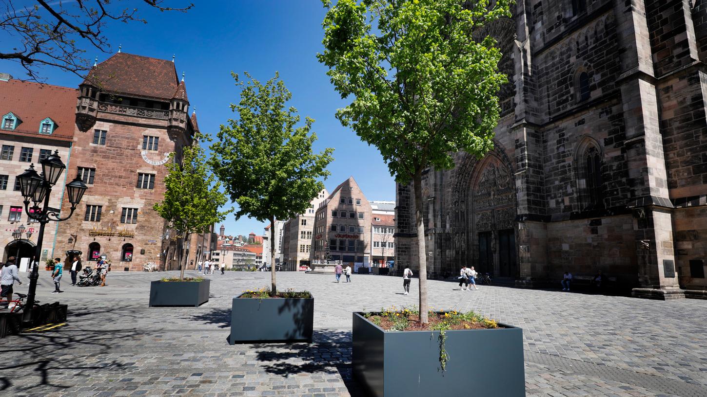 Die mobilen Bäume wurden im Umfeld der Lorenzkirche offenbar beliebig verteilt.
Die mobilen Bäume wurden im Umfeld der Lorenzkirche offenbar beliebig verteilt.