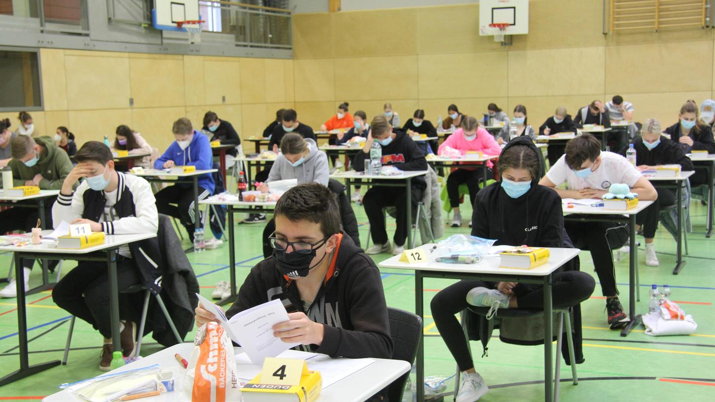 Maske tragen und dabei höchst konzentriert arbeiten: Die Abiturientinnen und Abiturienten des Jahrgangs 2021 haben gestern ihre erste schriftliche Prüfung im Fach Deutsch abgelegt.  