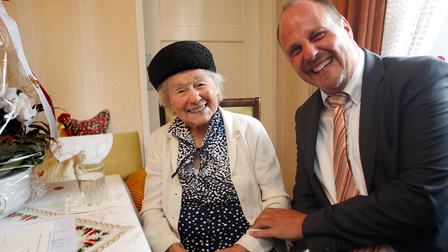 "Helena Schaller ist ein Phänomen: Mit ihrem Rollator ist sie flotten Schrittes unterwegs", so berichteten wir 2018 anlässlich ihres 105. Geburtstags – Bürgermeister Christian Vogel besuchte die derzeit älteste Nürnbergerin damals in ihrer Wohnung.  