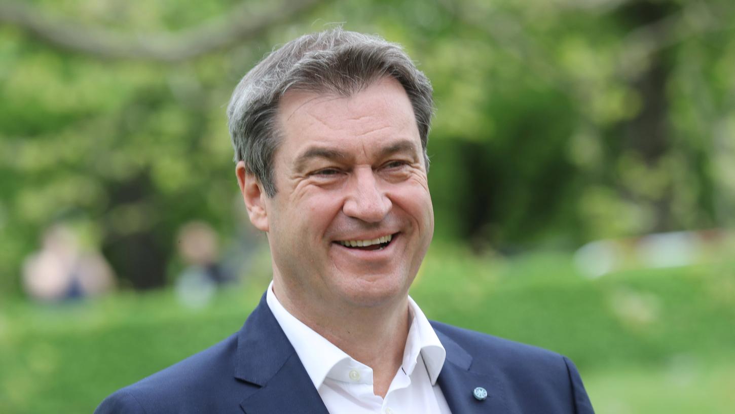 Seit Wochen schüttelt die so genannte Maskenaffäre um habgierige CSU-Politiker die Partei durch, jetzt will ihr Chef Markus Söder einen Schlussstrich ziehen.
Seit Wochen schüttelt die so genannte Maskenaffäre um habgierige CSU-Politiker die Partei durch, jetzt will ihr Chef Markus Söder einen Schlussstrich ziehen.