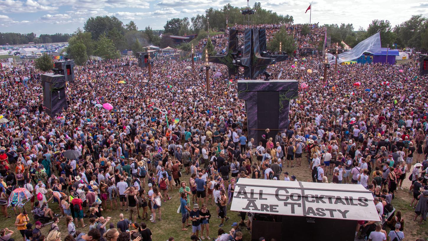 Das war das letzte Mal: Tausende Elektro-Fans tanzen 2019 vor der Bühne.
Das war das letzte Mal: Tausende Elektro-Fans tanzen 2019 vor der Bühne.