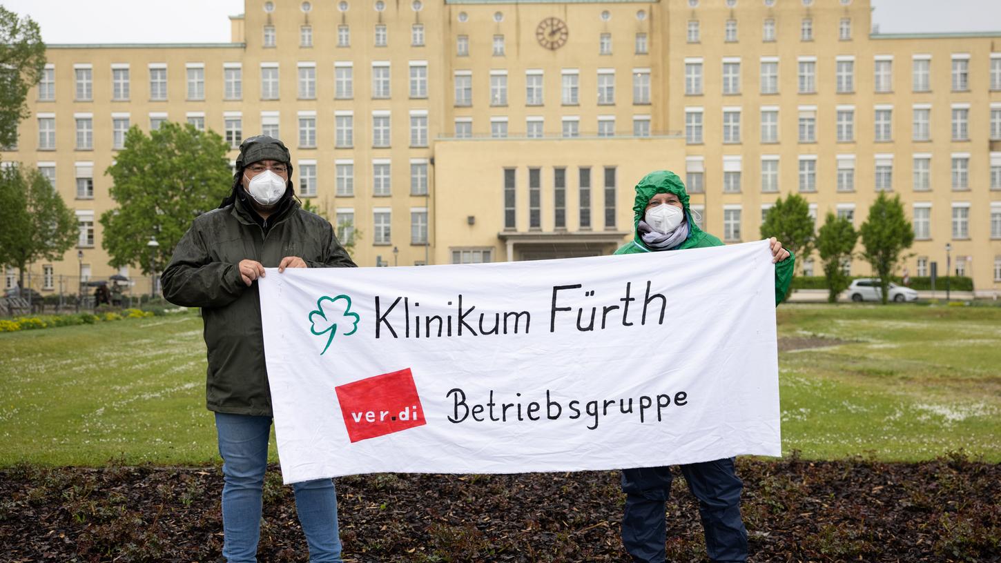 Der Protest zum Tag der Pflege am Fürther Klinikum fiel klein aus. Der Protest zum Tag der Pflege am Fürther Klinikum fiel klein aus.